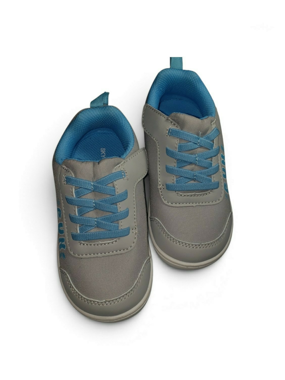Kids Skywheeler shoes feature a wide toe box design, zero-drop flexible sole.